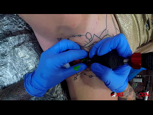 ❤️ Ekstreme tatuita varmulo Sully Savage ricevis tatuon sur sia klitoro Belega porno ĉe porno eo.hotpornphotos.ru ️❤